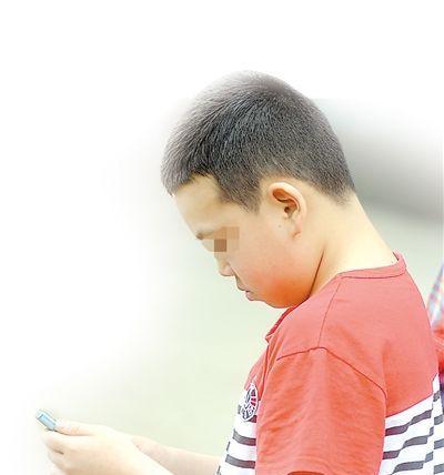 走路时看平板电脑会有什么影响？是否安全？