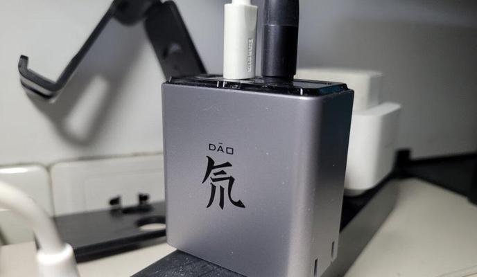 红魔原装充电器的外观特征有哪些？